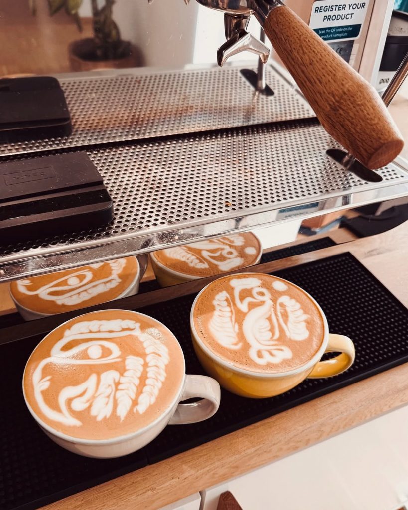 Sonne, Kaffee, Leichtigkeit - genau unser Ding ☀️☕️#urlaubfürdieseele Wo würdet ihr jetzt am lie
